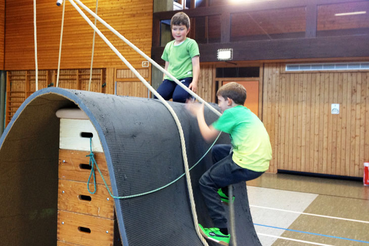 Bild von kletternden Kindern im Kurs